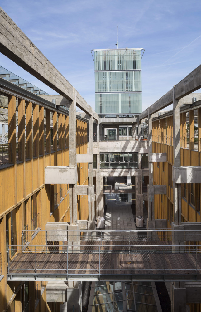 À l’intérieur, le béton se mélange au bois, tout en conservant un esprit brut, industriel.