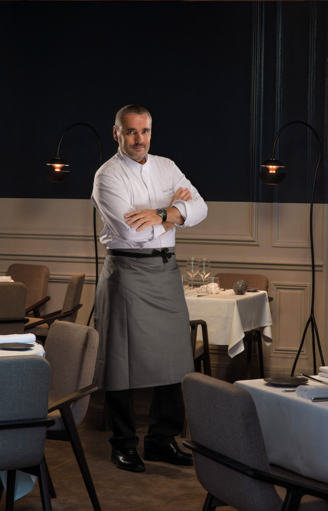 Le chef, c’est Thierry Vaissière. On va dire qu’il est bien dans le moule mais sans le...