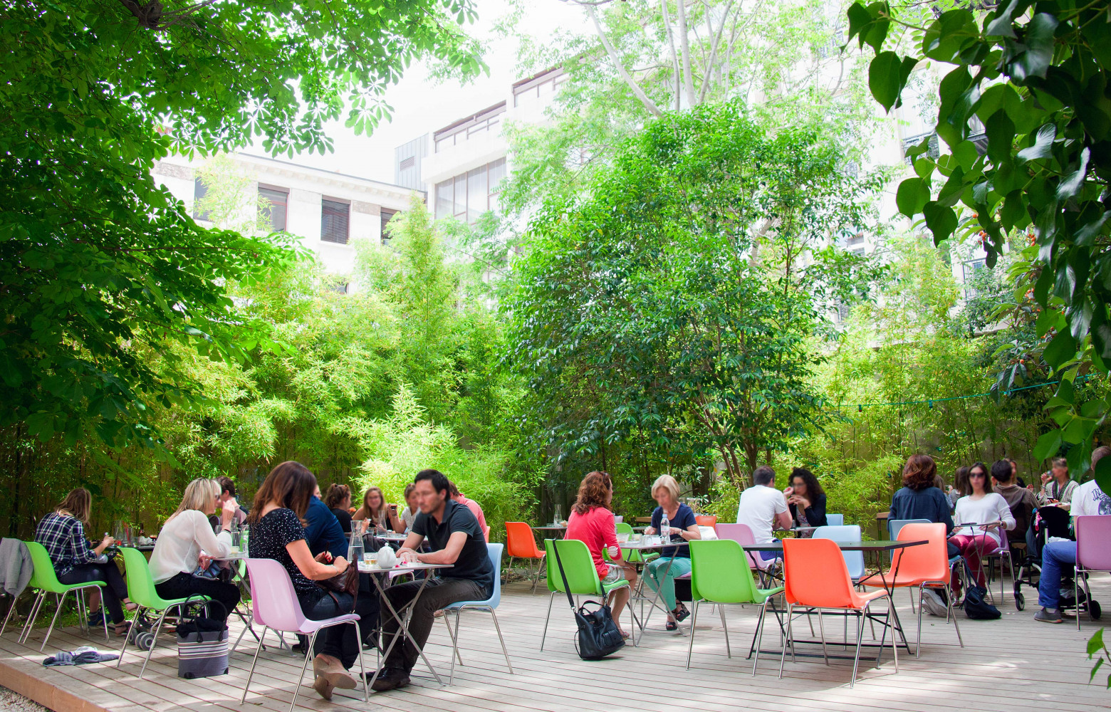 Le jardin de 400 m², avec une terrasse pour se restaurer.