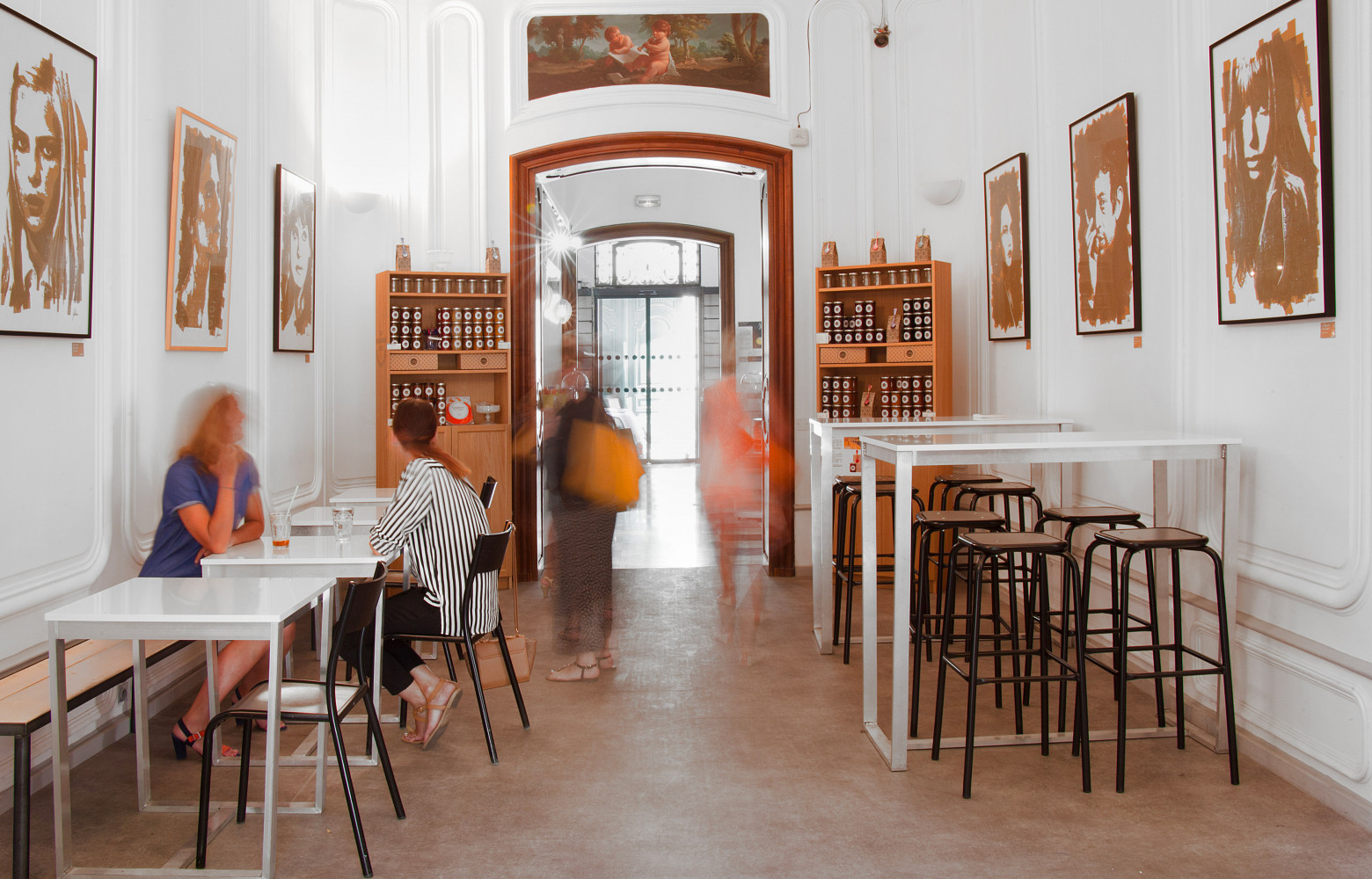 Le concept-store abrite un salon de thé paisible à l'abri de l'agitation du quartier.