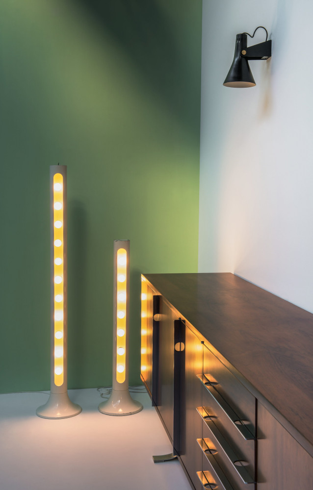 La mise en scène des pièces de René-Jean Caillette à la galerie Pascal Cuisinier. Lampadaires B10, enfilade...