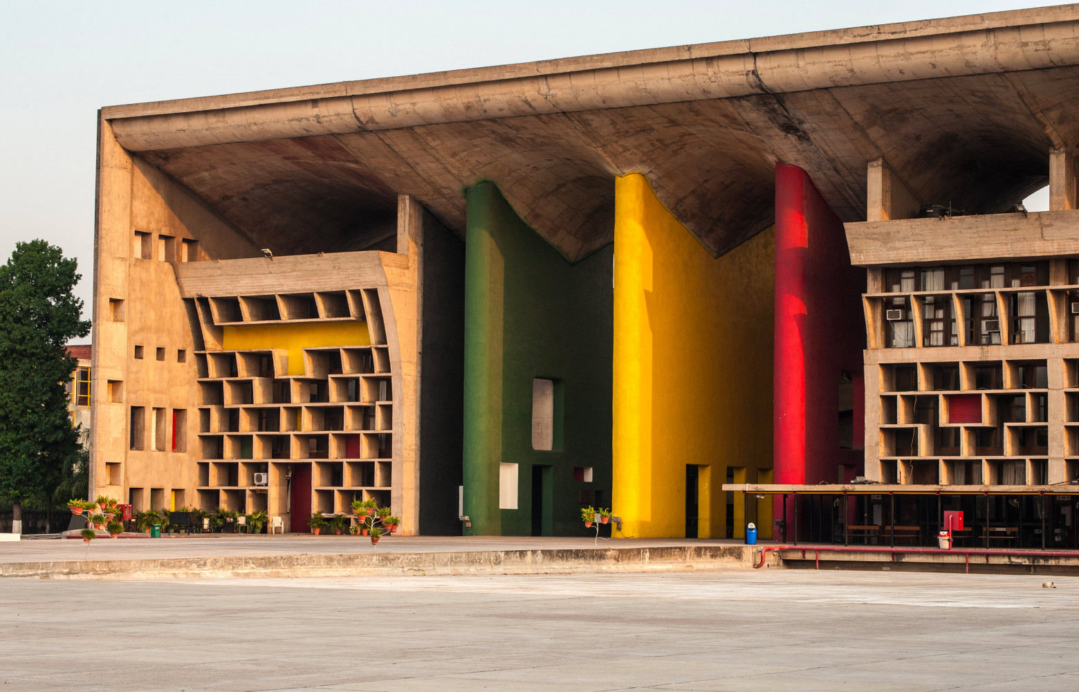 Le Complexe du Capitole signé Le Corbusier et Pierre Jeanneret à Chandigarh (Inde).