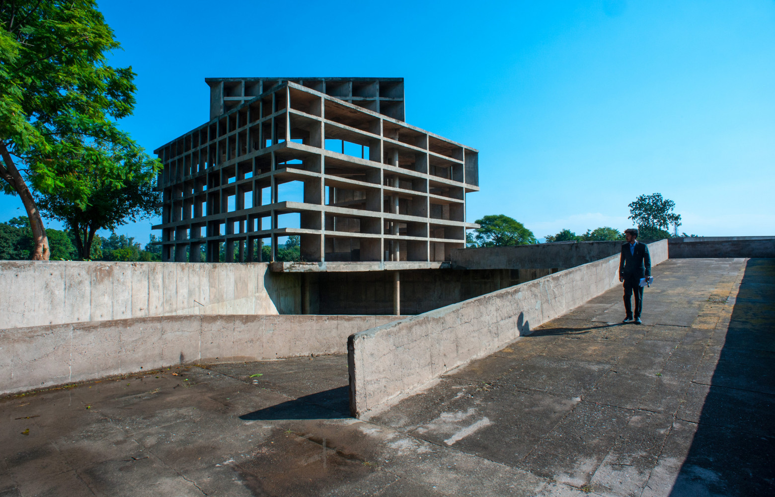 Le Corbusier aimait jouer avec le béton, comme ici avec les jolies ombres dans ce pavillon.