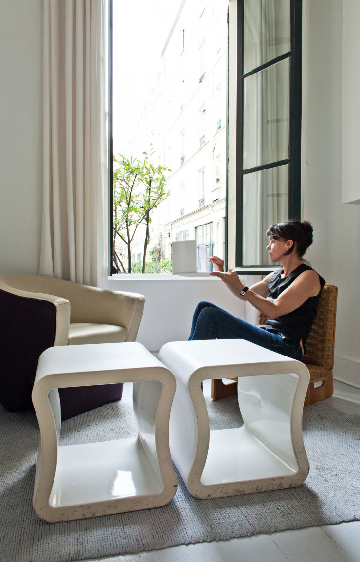 La forme de la table d’appoint « One Shape » s’est imposée à la designer qui va la développer dans divers matériaux. Plusieurs éditeurs enthousiastes vont l’adapter pour différents usages et la produire.