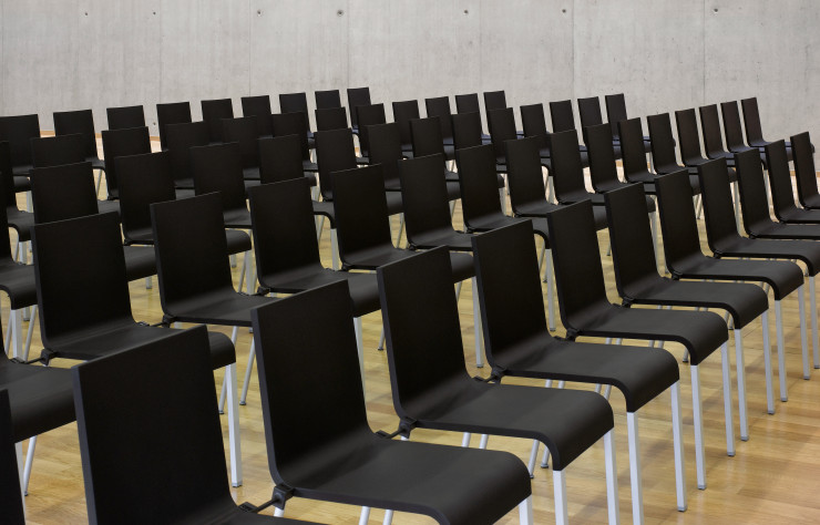 La chaise « A.03 » (Vitra, 1995), avec son dossier qui s’incline légèrement quand on s’y appuie, est devenue l’un des modèles cultes de Vitra. « Il a même été choisi dans deux églises », aime à rappeler Rolf Fehlbaum, son président.