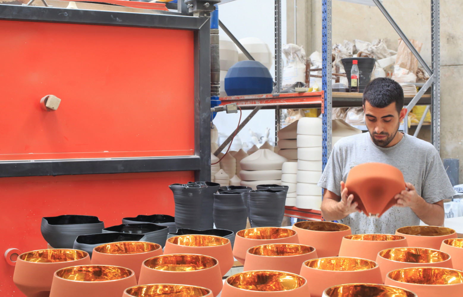 Quand Christian dore à l'or fin l'intérieur des lampes « Pleat Box », l’artisanat industriel de la...