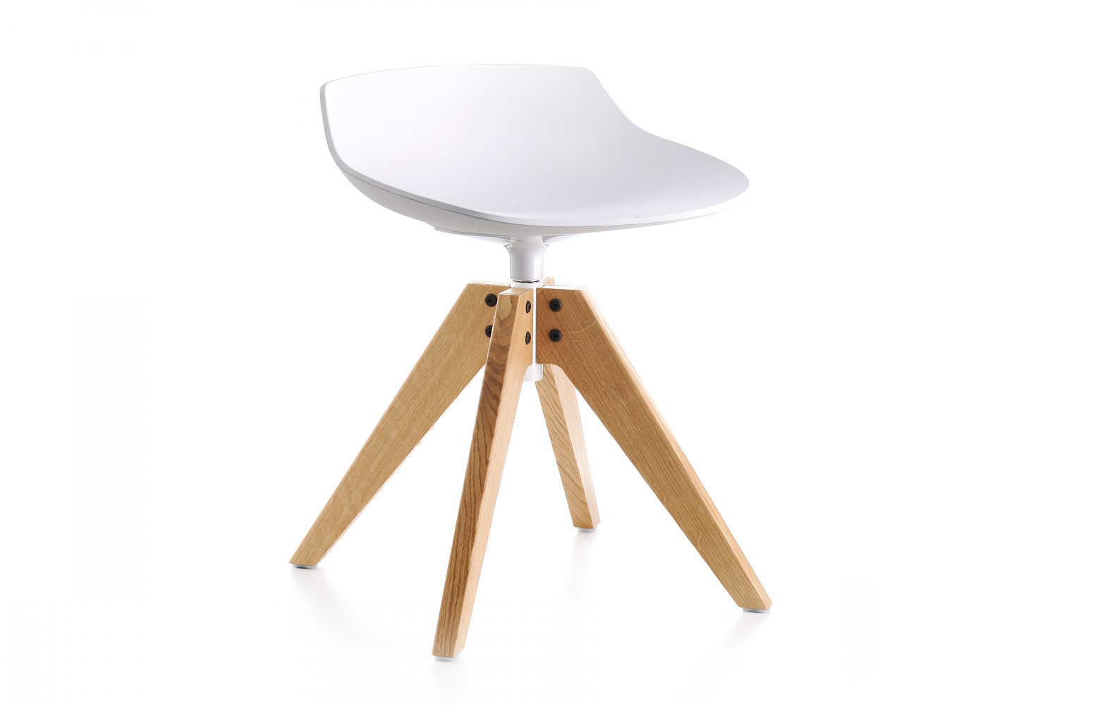 « Flow Stool » en chêne massif et polyuréthane. Design Jean-Marie Massaud. MDF Italia.