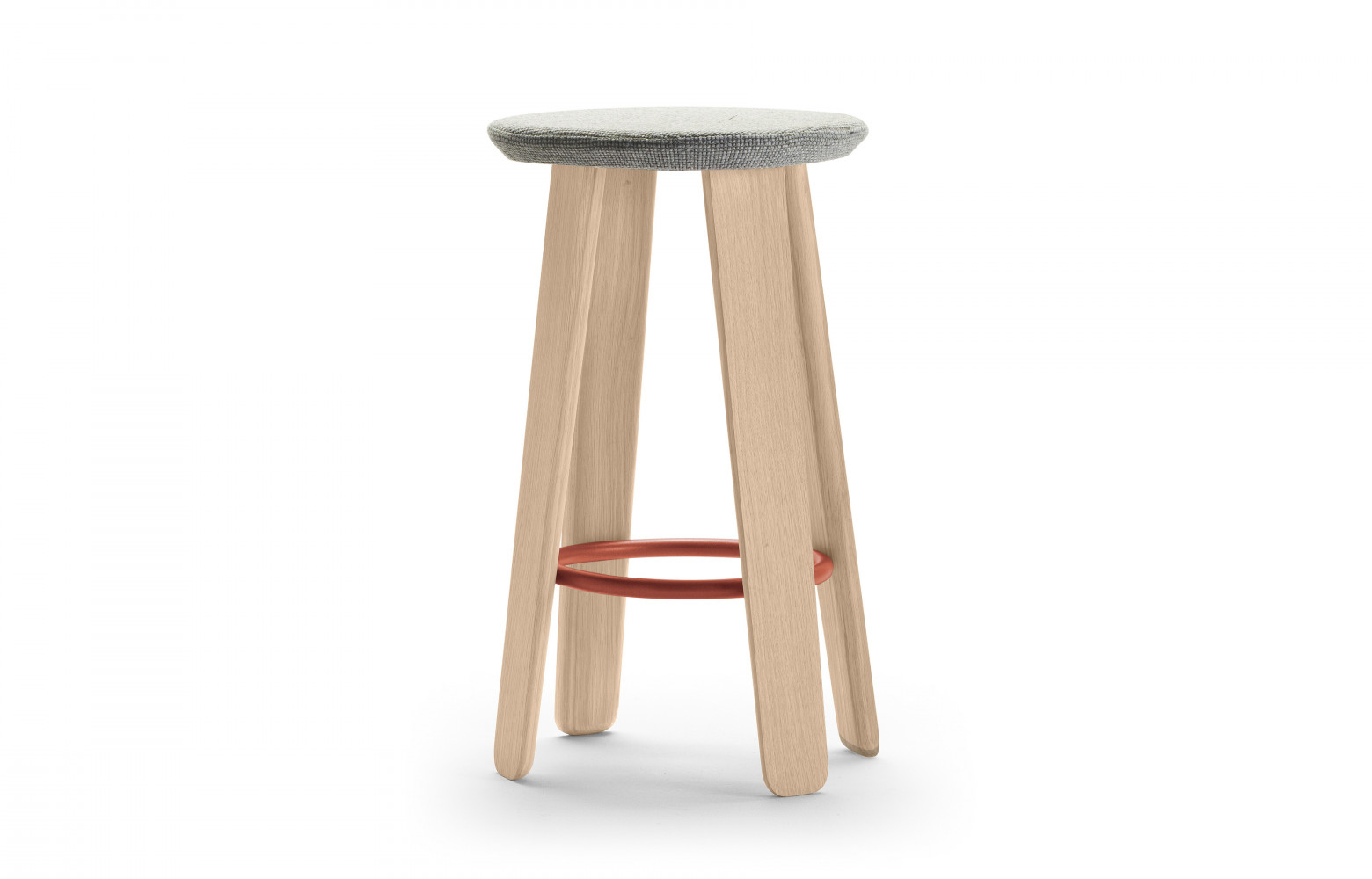 Dans une veine très organique, « Triku » affiche chêne, tissu ou cuir. Design Samuel Accoceberry. Alki.