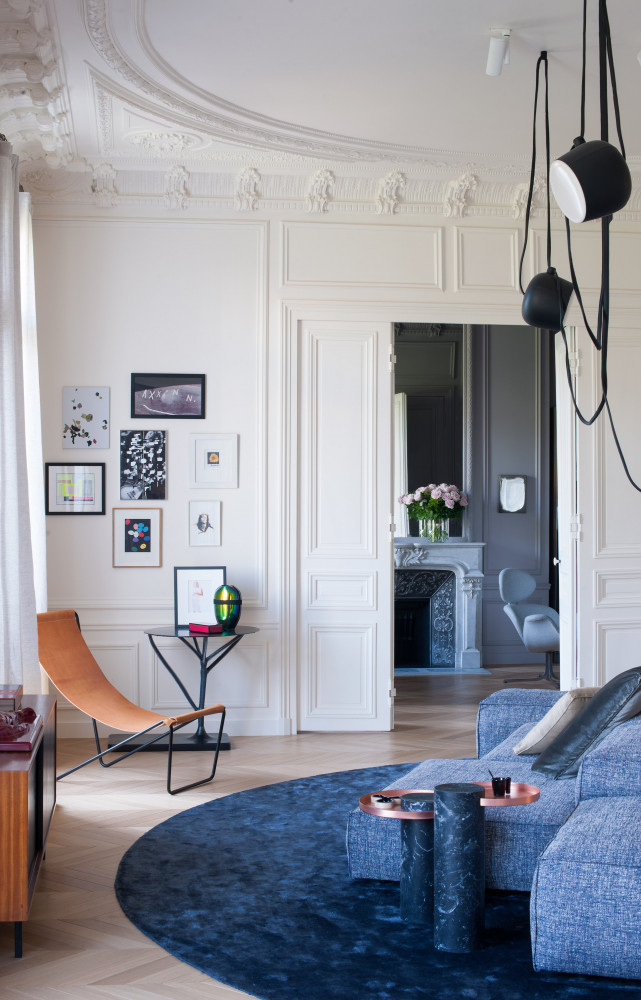 Dans le salon, le canapé (Living Divani) est volontairement positionné au milieu de la pièce, comme un...