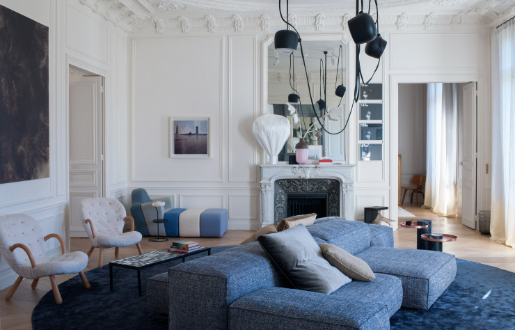 Le canapé de Piero Lissoni (Living Divani) est customisé avec un tissu Raf Simons. Fauteuils blancs « Clam Chair » de Philip Arctander, table basse en céramique de Roger Capron. Sur la cheminée, lampe « Vaporetto » d’Inga Sempé (Moustache). Tapis sur mesure (Moodz).