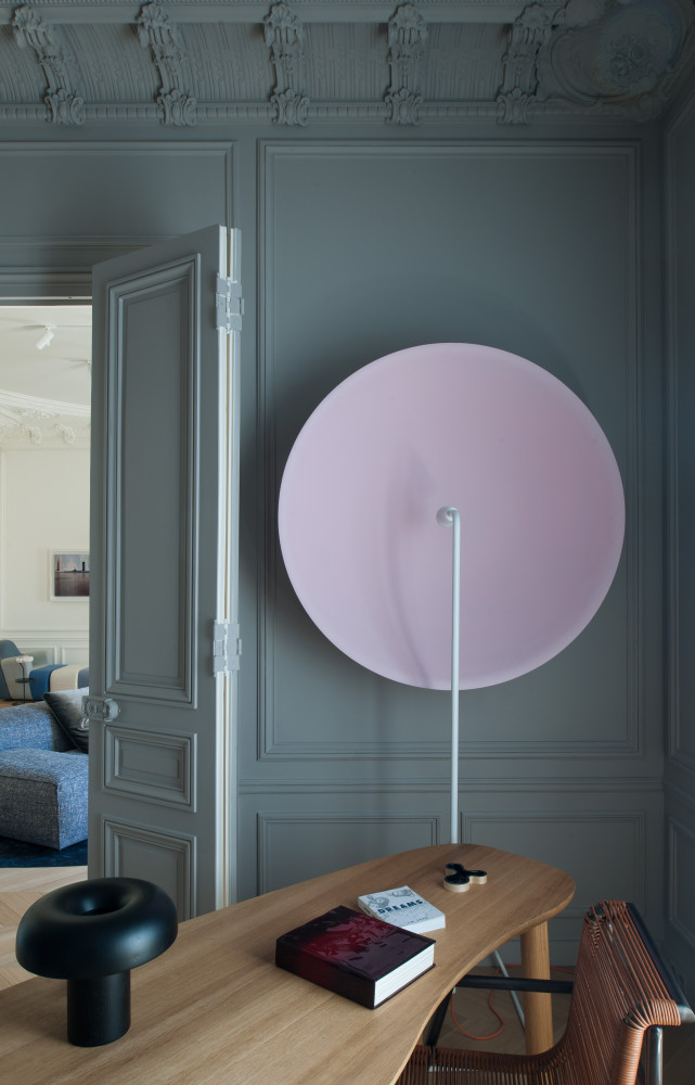 Dans le bureau, plusieurs pièces éditées par la Galerie kreo : bureau de Jasper Morrisson, vase d'Hella...