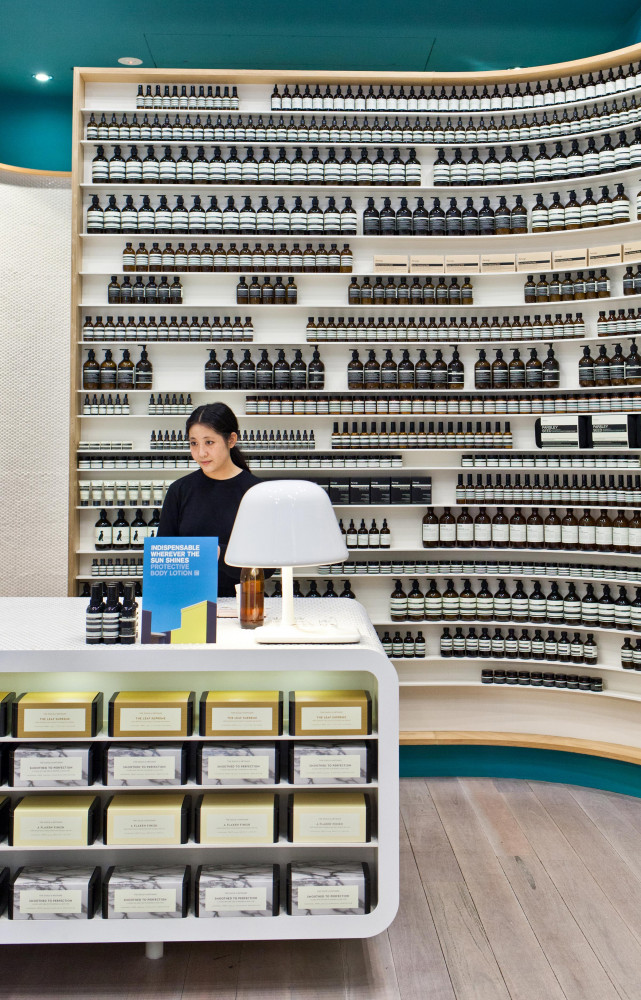 La boutique Aesop installée dans la galerie marchande Strand Arcade.