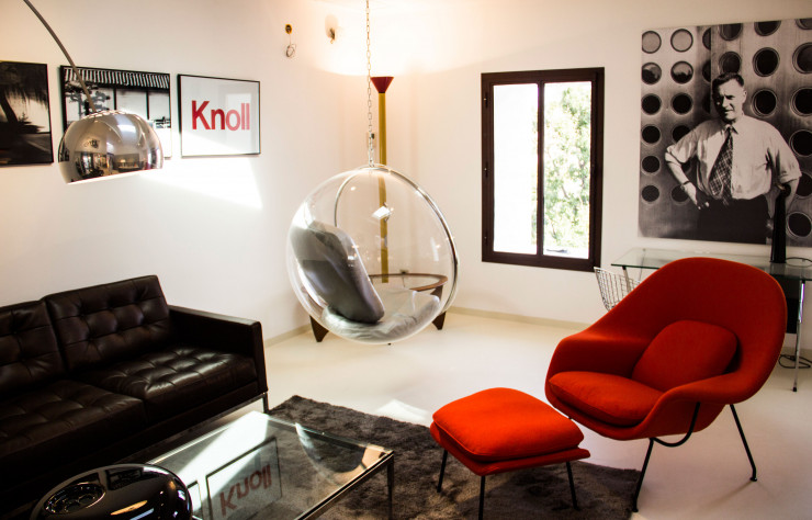 Tout l’espace de RBC Vintage est une ode au design des années 50 à 70. La célèbre « Womb Chair » de Eero Saarinen (Knoll) et le portrait de Jean Prouvé.