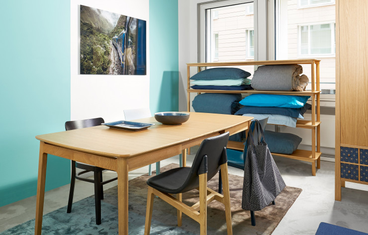 La collection « Coast » de Tina Frey, en bleu, rappelle l’élément eau. La designer s’est inspirée de la ville de San Francisco