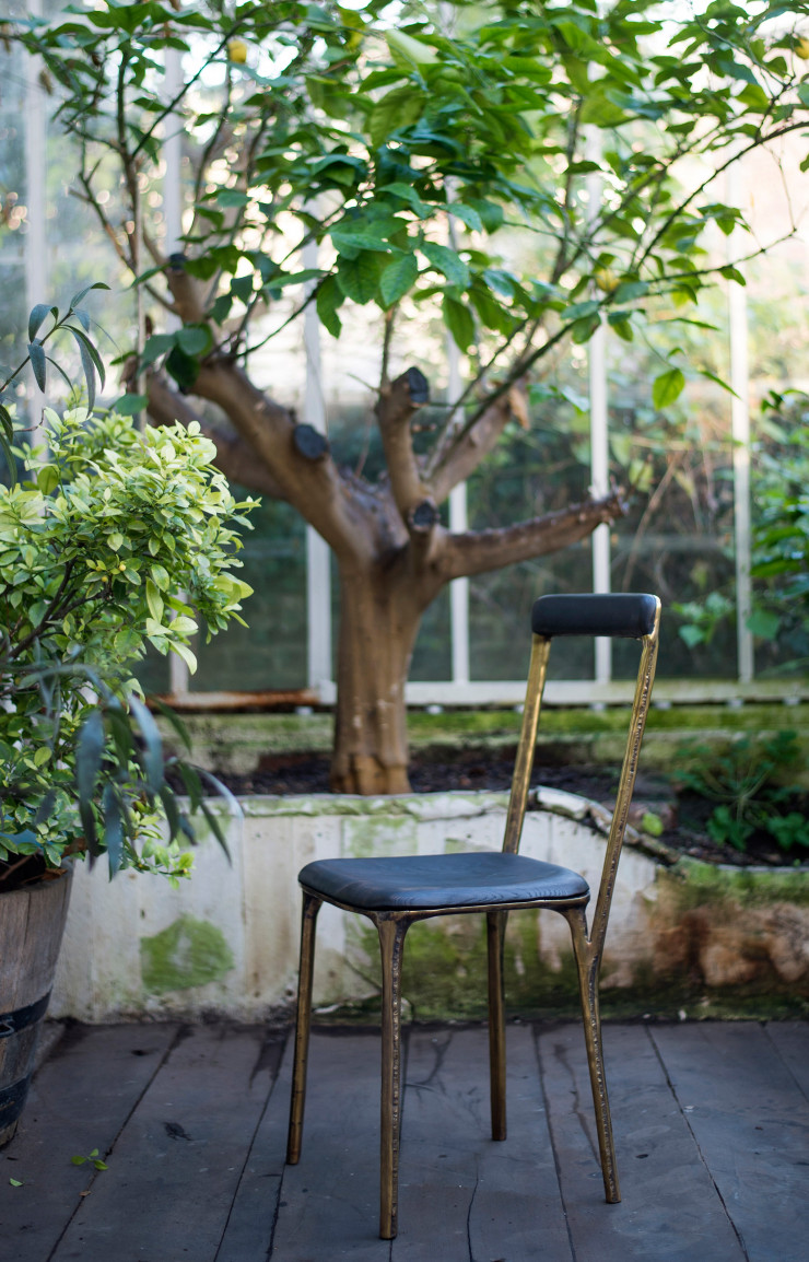 Chaise de sa nouvelle collection « Brass », en laiton massif et noyer.