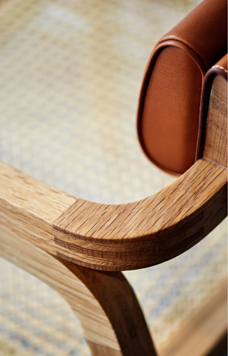 Le cannage fait son entrée chez Hermès. La structure d’Oria est en chêne.