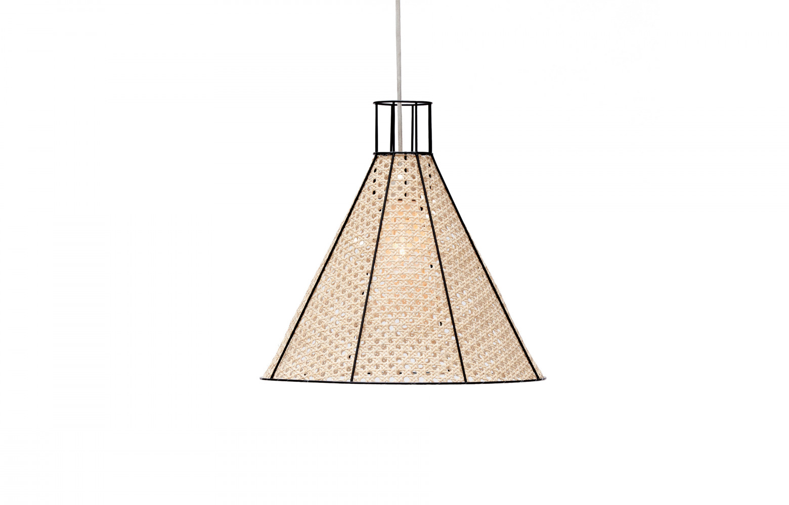 Suspension « Straw » en rotin et métal laqué, design Isabelle Gilles et Yann Poncelet, 230 €....