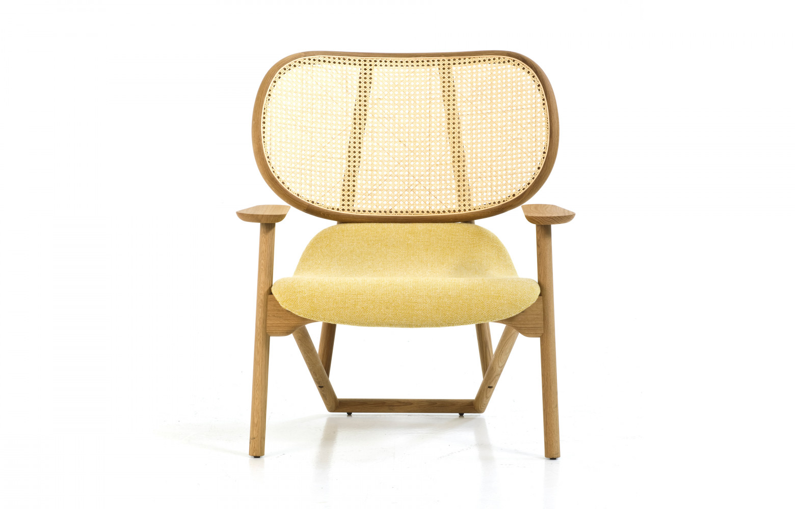 Fauteuil « Klara », structure en hêtre naturel, dossier en paille de Vienne, design Patricia Urquiola, 2...