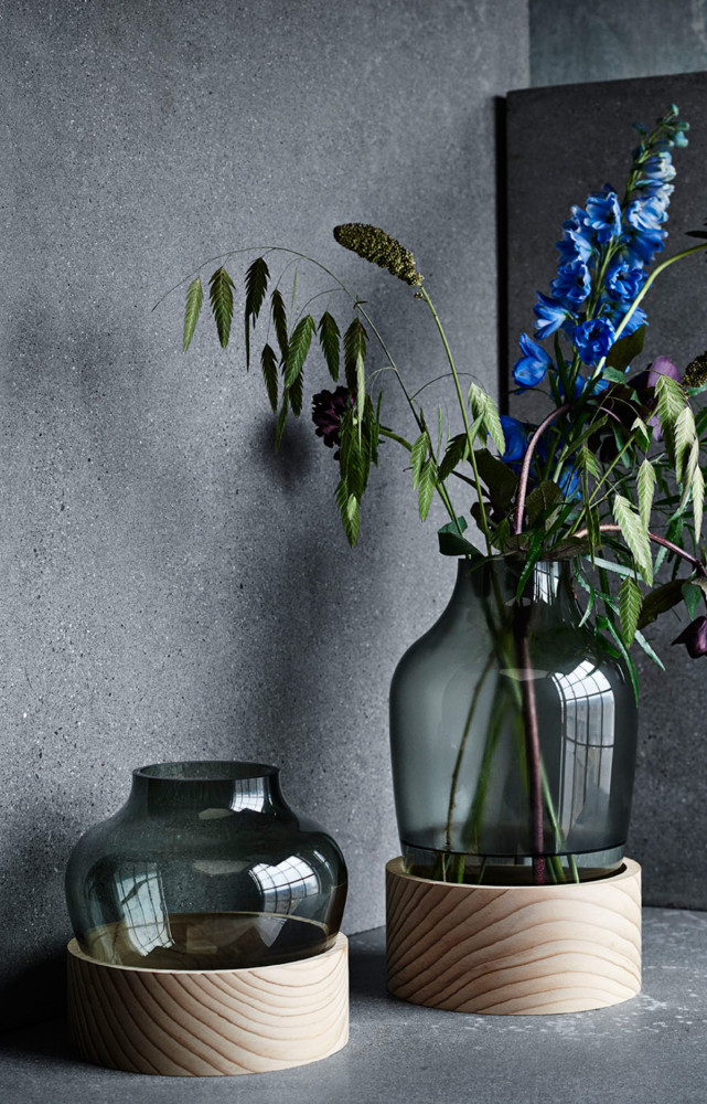Les vases en cèdre et verre soufflé fumé de Jaime Hayón existent en deux tailles.
