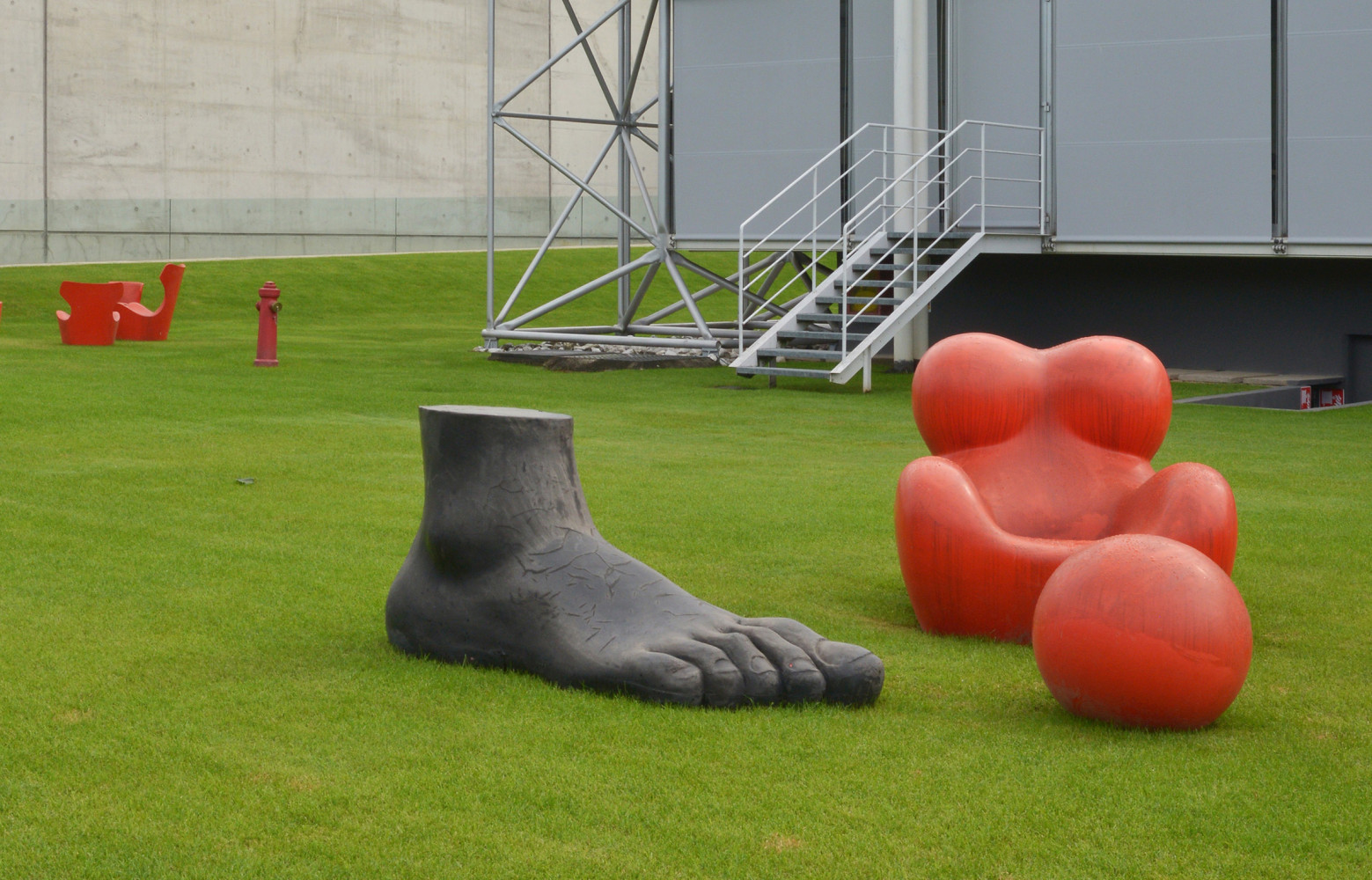 Sur la pelouse, les fauteuils « Up 7 » (« Foot »), « Up 5 » et...