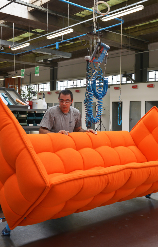 Le sofa « Husk » de Patricia Urquiola subit les derniers ajustements et une ultime vérification.