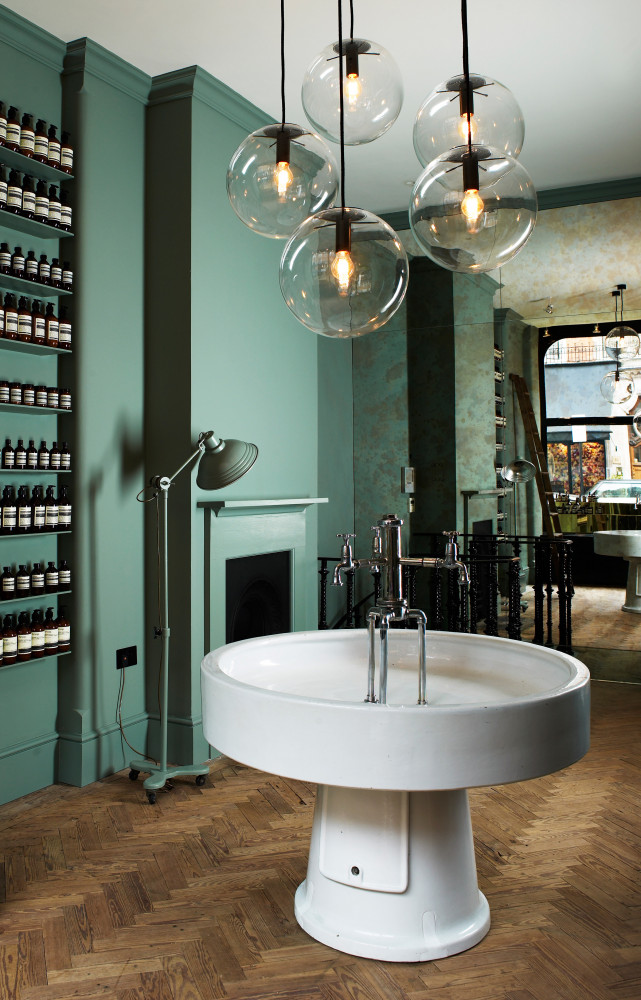 L'enseigne australienne de cosmétiques Aesop a fait appel aux compétences de la designer pour l'aménagement de sa...