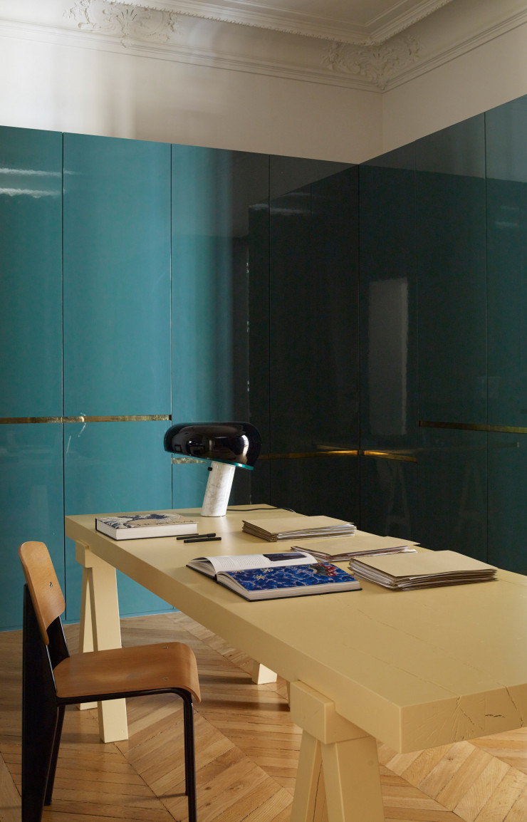 Sur la table en chêne (St-Paul Home), lampe « Snoopy » d’Achille et Pier Giacomo Castiglioni (Flos).
