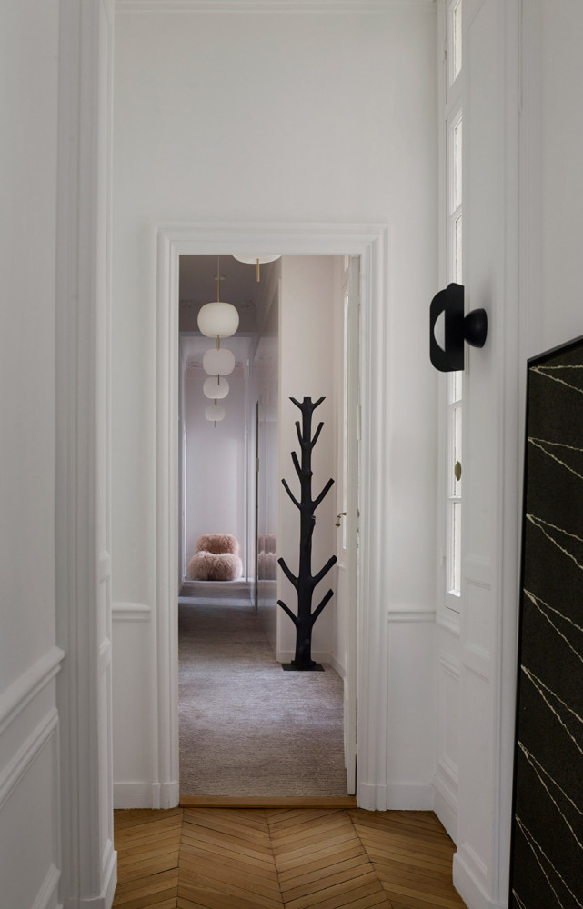 Dans le couloir, applique « Leaf » de Matteo Zorzenoni (MM Lampadari). Suspensions « Kushi » d'Alberto...