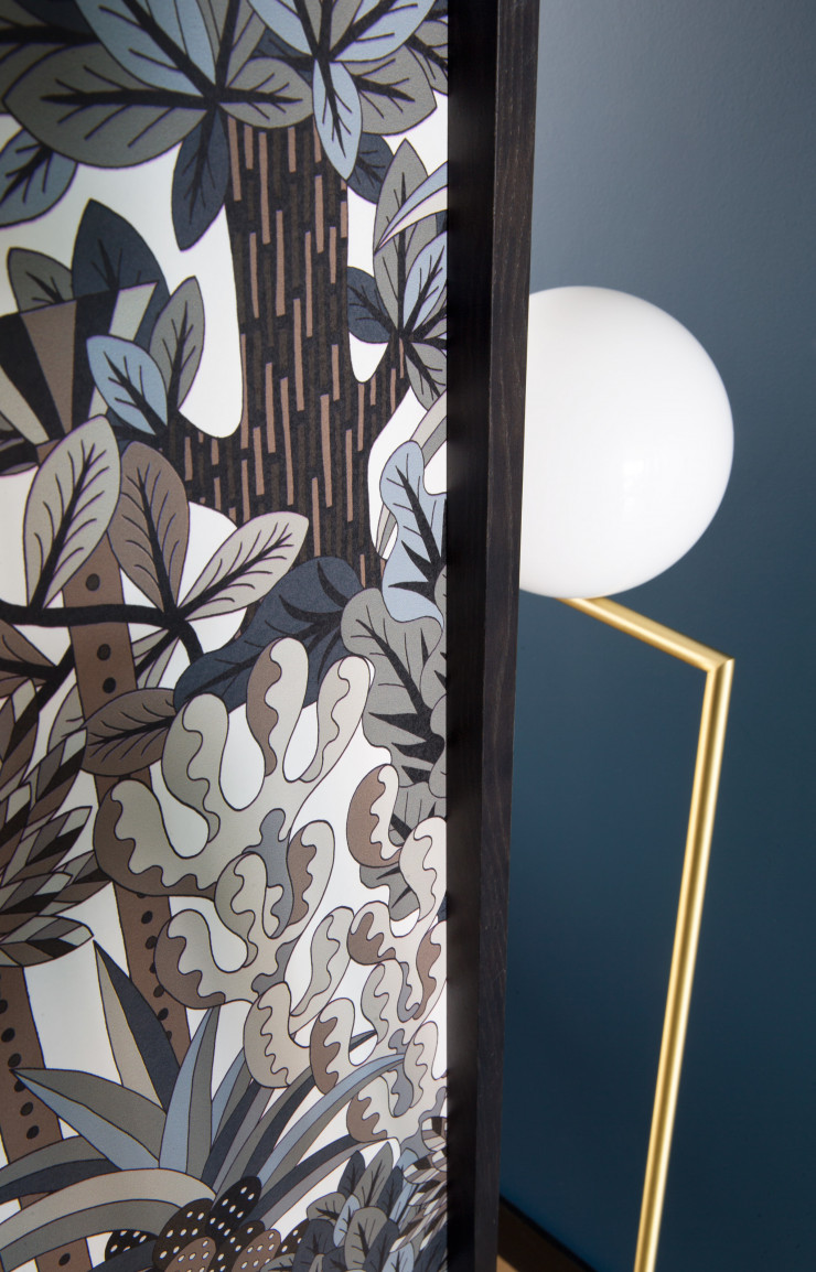 Détail du papier peint « Jardin d’osier » (Hermès). Lampe de Michael Anastassiades (Flos).