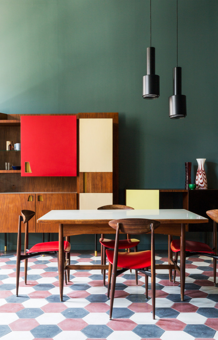 Dans la partie hôtel, sur un sol en carreaux de ciment d’origine, des pièces vintage voisinent avec d’autres spécialement réalisées pour le projet par des studios de designers tels que Leftover ou Mezzo Atelier.