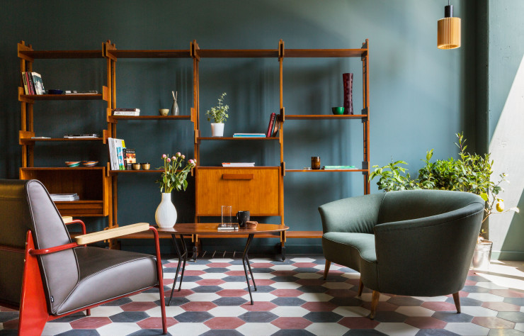 Les accessoires contemporains sélectionnés par l’agence H+, chargée de la décoration, s’harmonisent parfaitement avec les lignes industrielle des lieux et le mobilier fifties. Les tons doux (Farrow & Ball) font ressortir les essences et couleurs des meubles mais aussi le sol coloré.