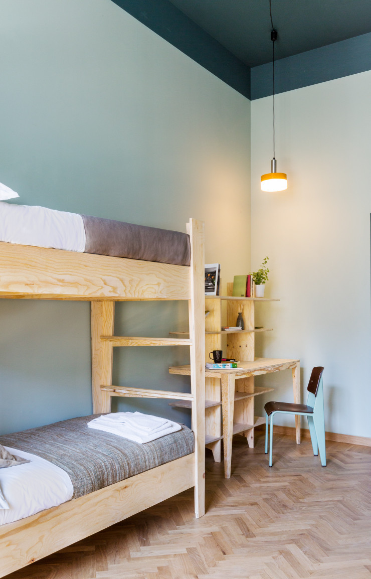 Dans cette chambre familiale, chaise « Standard » de Jean Prouvé (Vitra).