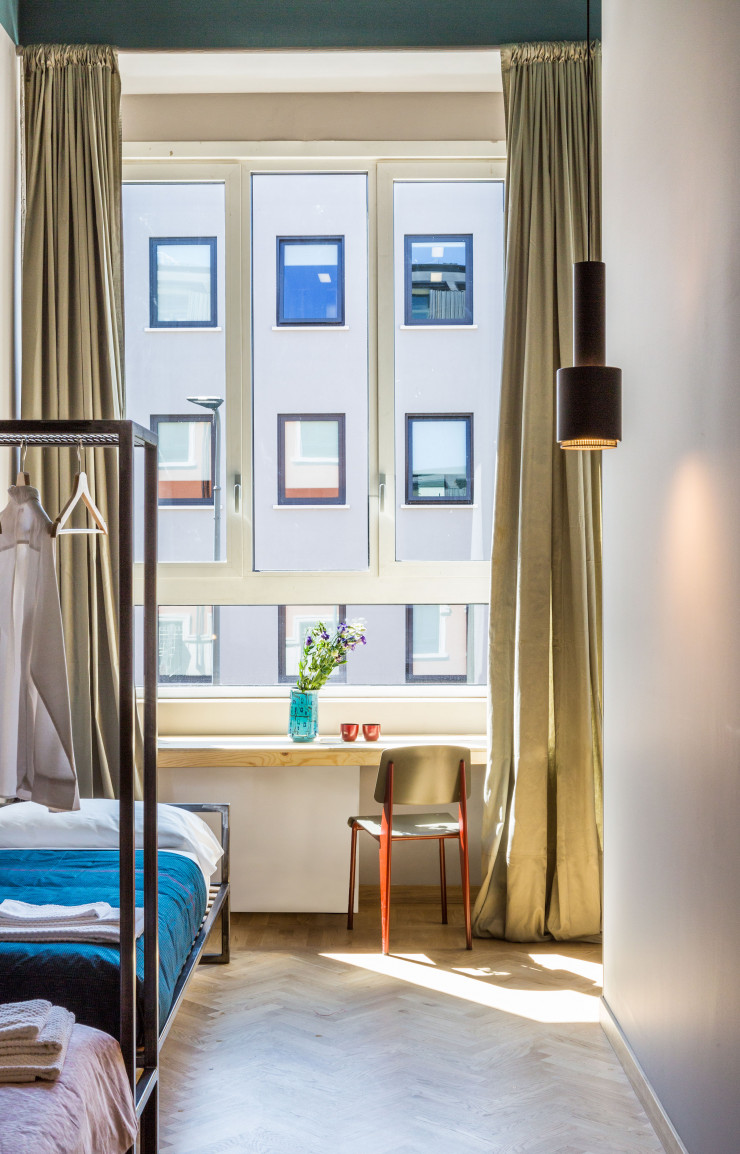 L’hôtel réunit dix chambres aux prestations variées (simple, double, triple ou quadruple). L’idée de départ est celle d’une « hospitalité sur mesure, accessible à tous ». Le projet se veut une expérience sociale, qui intervient dans la vie du quartier et de la ville.