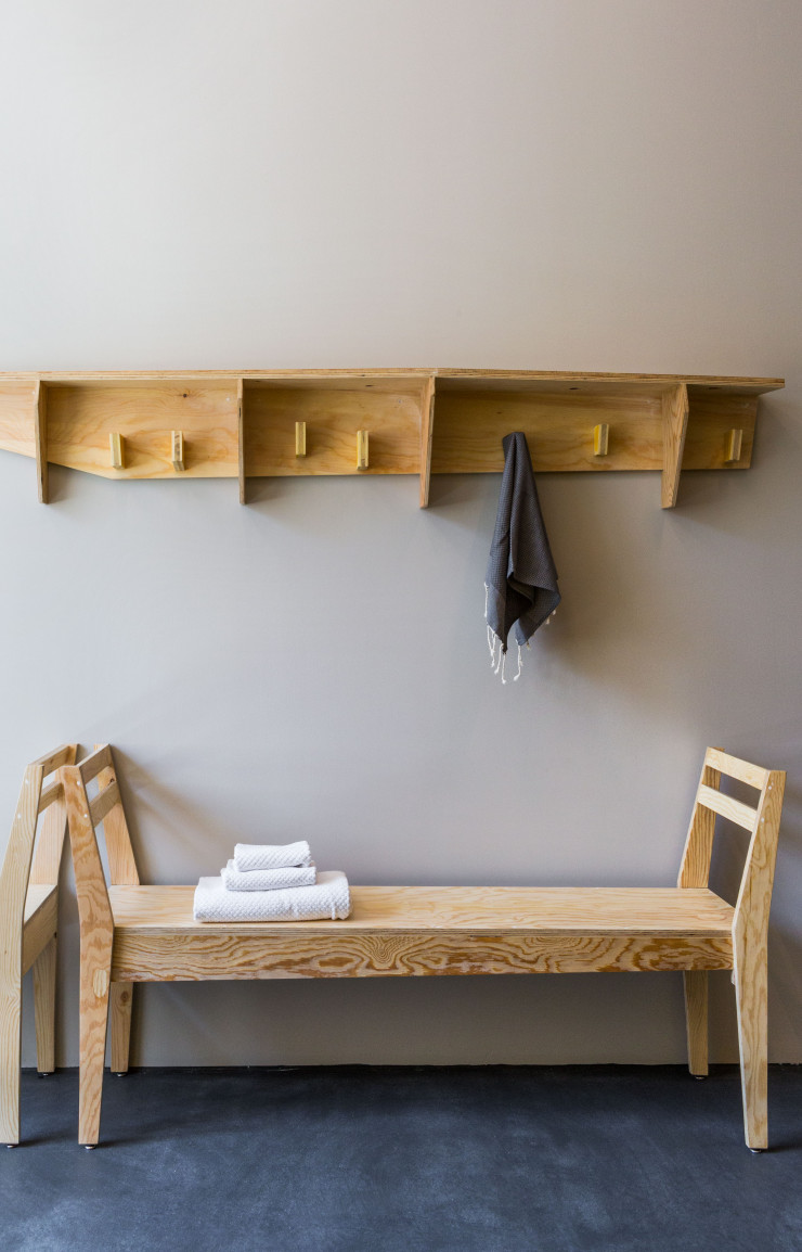 Dans les chambres, le mobilier contemporain réalisé par des studios de designers locaux apporte un contrepoint aux rééditions de classiques vintage. 