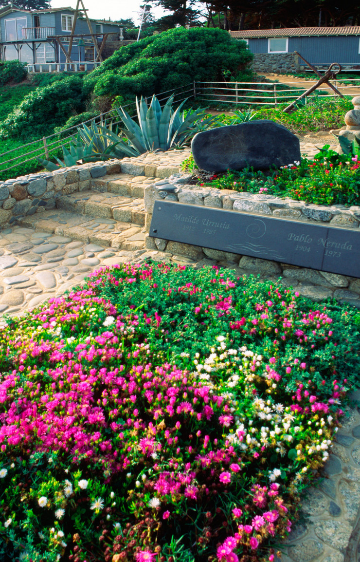 A Isla Negra, sur la côte, la tombe de Pablo Neruda fait face à l’océan Pacifique, ultime voyage du poète.