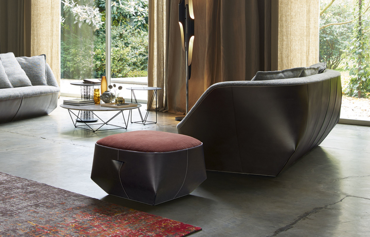 Sofa et pouf « Isanka », design EOOS, à partir de 6 900 € (tissu) ou 8...