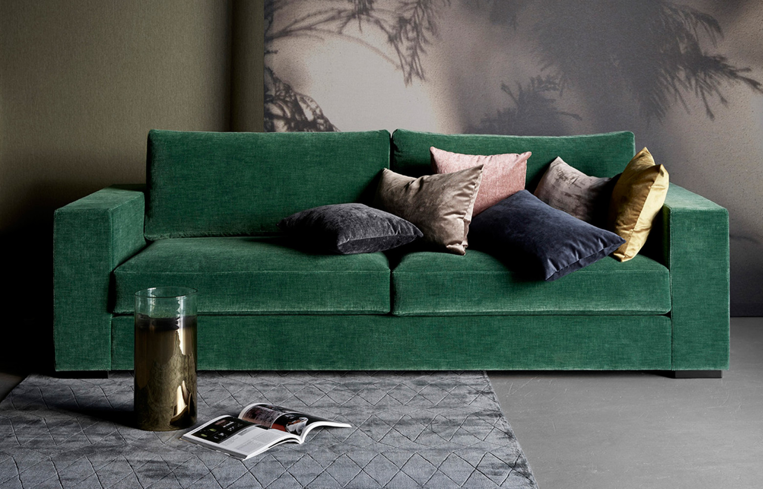 Canapé modulable « Cenova », en cuir ou tissu, à partir de 1 899 €. BoConcept.