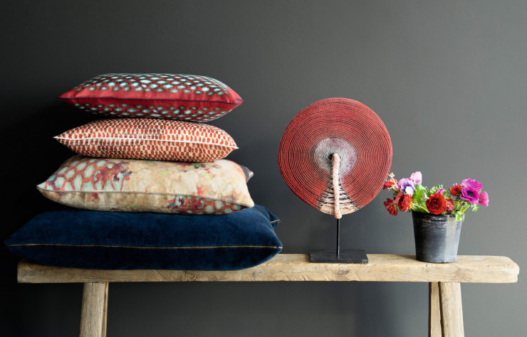 Elitis propose dans sa collection « L’Accessoire », la série « Ambre » : des housses de coussin en soie imprimée et stonewashée, doublée d’un voile de coton lavé.