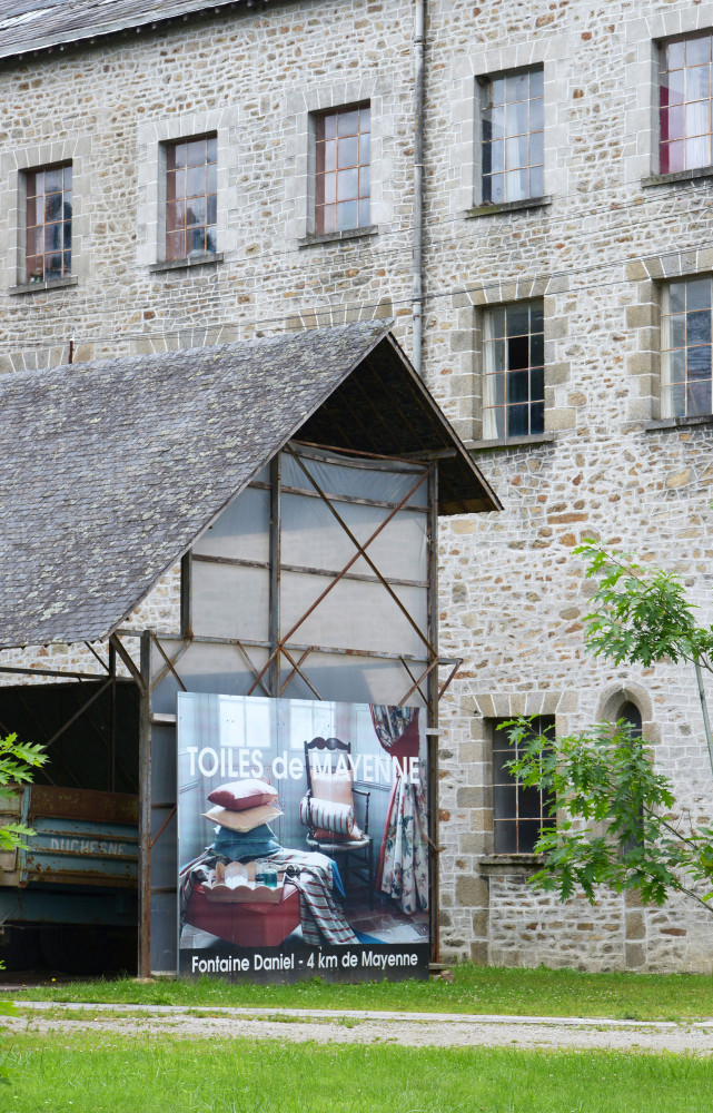 Les bâtiments qui jouxtent l’abbaye cistercienne abritent la fabrication et les ateliers de confection.