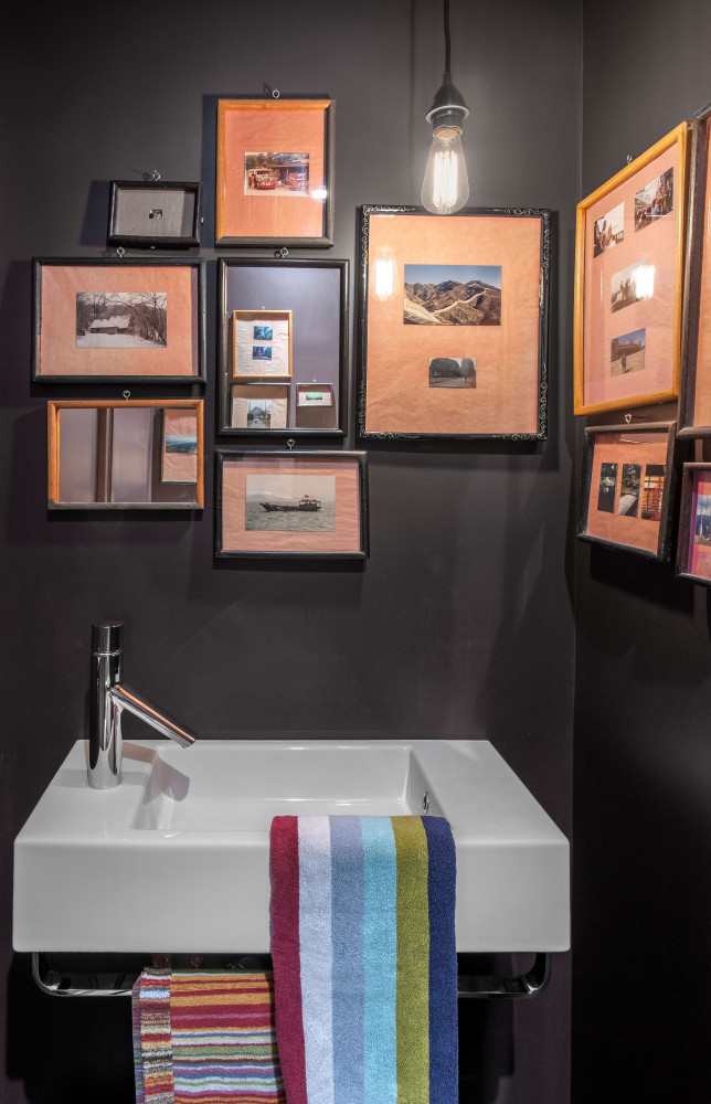 Peints en Mahogany (Farrow & Ball), les cimaises des toilettes font office de galerie pour des photos...