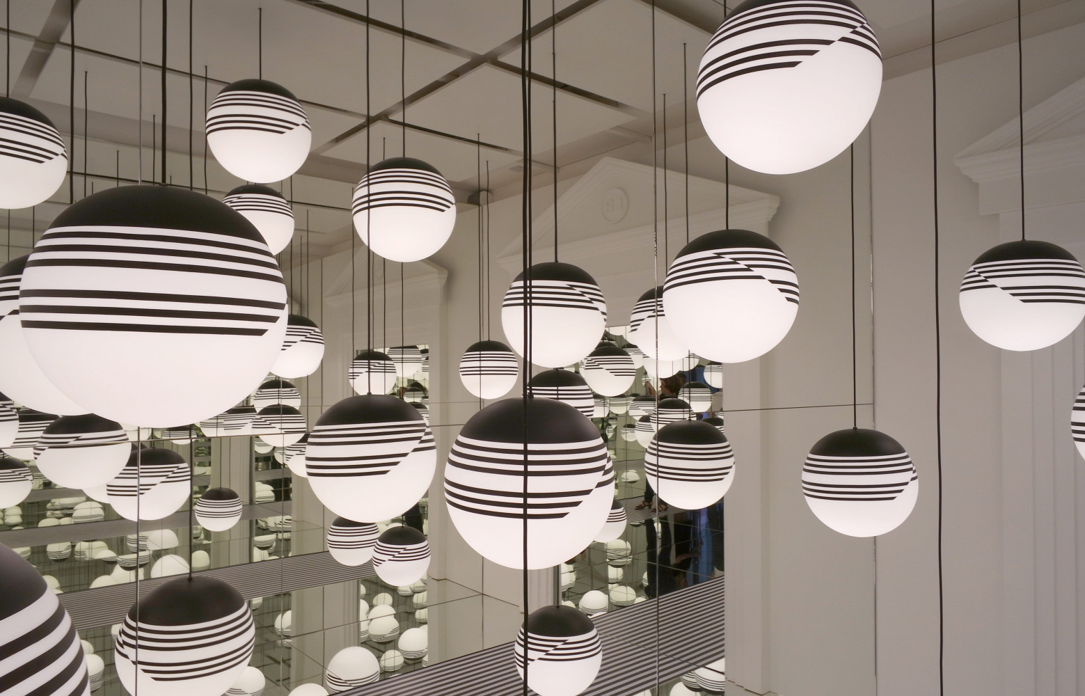 Designer et décorateur, Lee Broom sait chaque année surprendre les visiteurs en proposant des scénographies incroyables d'inventivité....