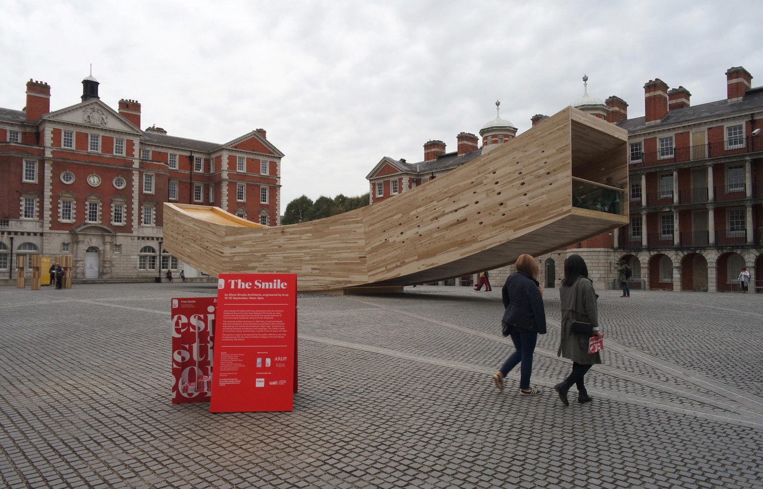 Bâtiment iconique de l'édition 2016 du London Design Festival, The Smile est une œuvre en tulipier dessinés...