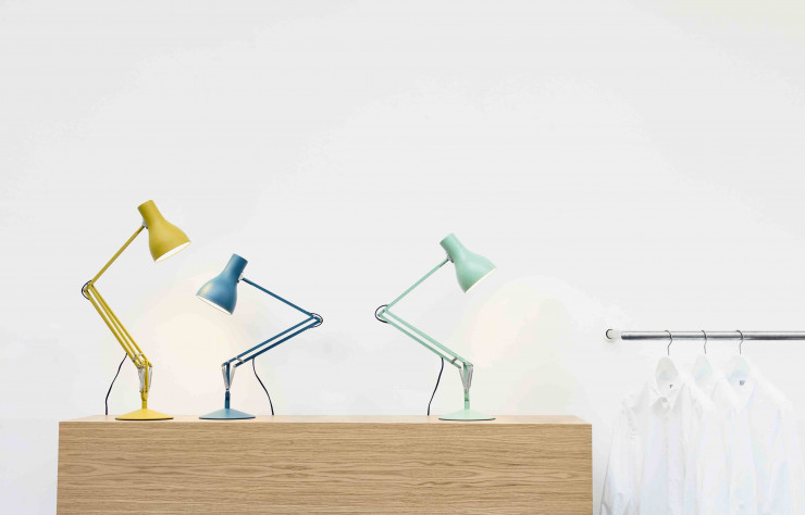 De la collaboration entre Anglepoise et Margaret Howell est née cette belle palette de lampes aux teintes layette.