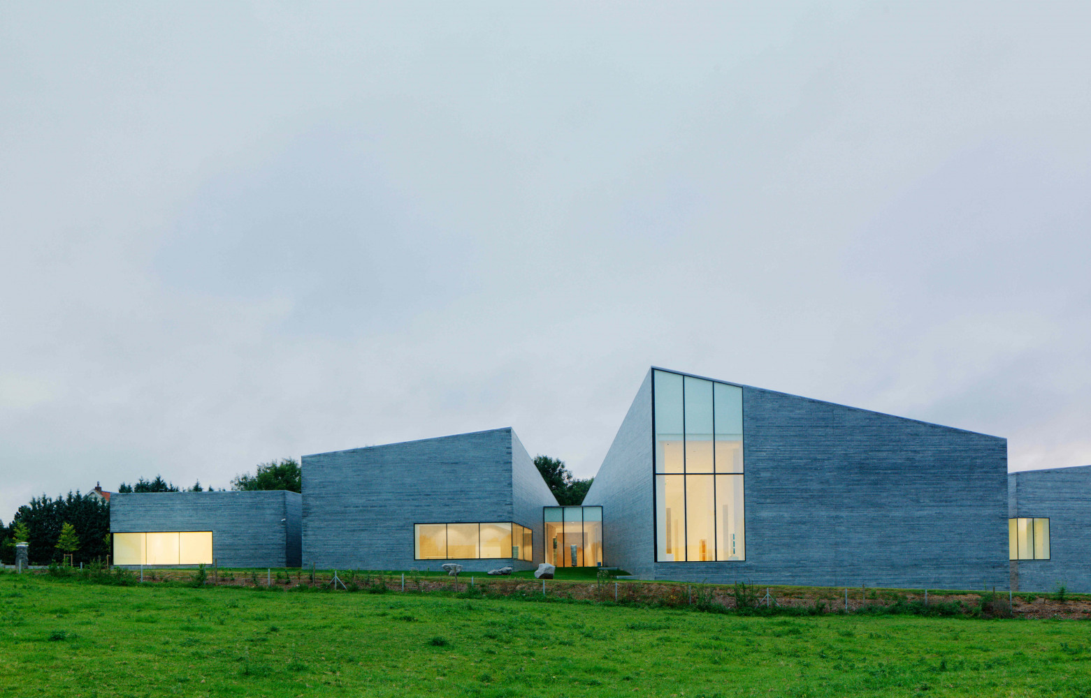 Depuis le hall d’accueil, cinq volumes abritent les différentes fonctions du musée. Un dispositif qui permet de...