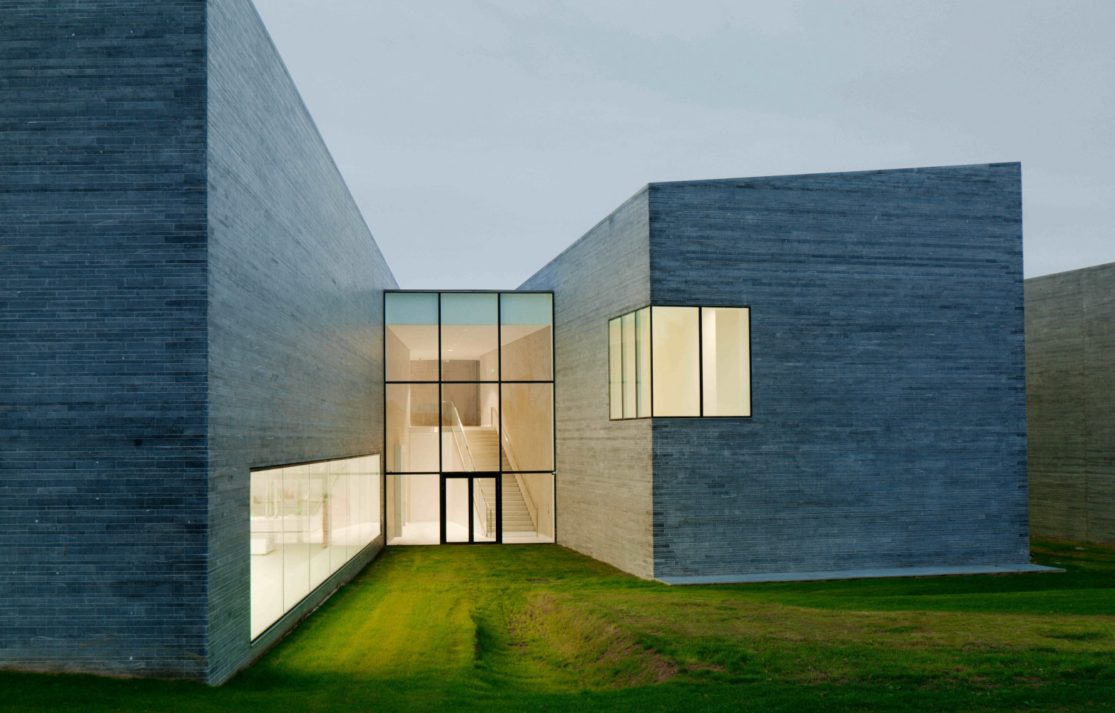 Habilement positionnées, de grandes ouvertures vitrées permettent au MusVerre d’interagir avec la campagne bocagère. Réaliser un bâtiment...
