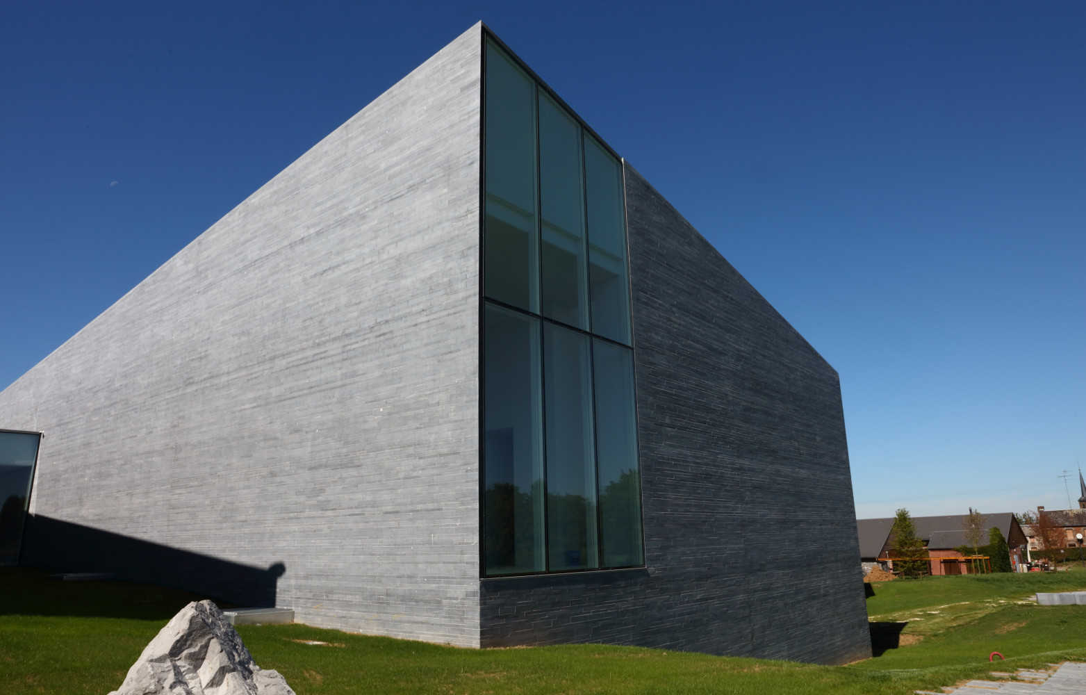 Raphaël Voinchet a choisi un matériau local, la pierre bleue du Hainaut, extraite dans la carrière de...
