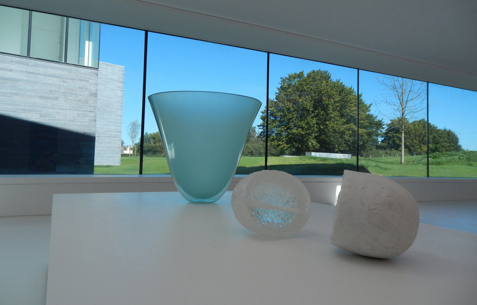 L’interaction avec le paysage se ressent fortement à l’intérieur du musée où la lumière naturelle est très...