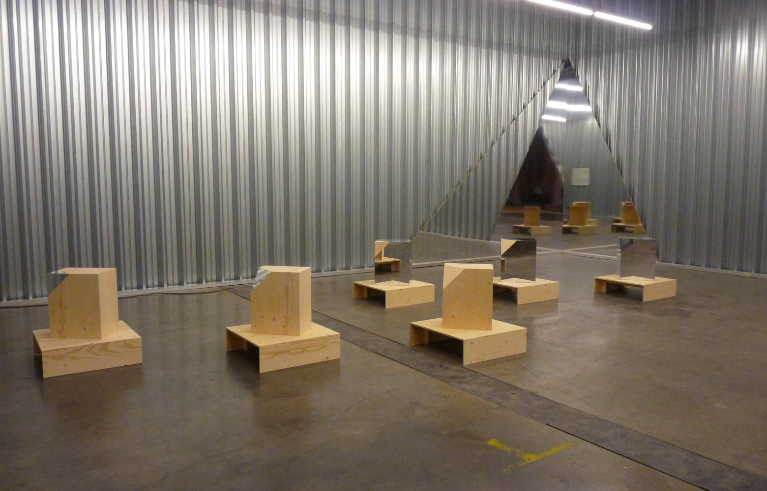 Les architectes suisses Trix et Robert Haussmann ont exposé ces caissons au coin coupé recouvert d’un matériau...