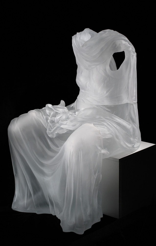 Parmi les pièces maîtresses de la collection du MusVerre figure « Seated dress impression with drapery »...