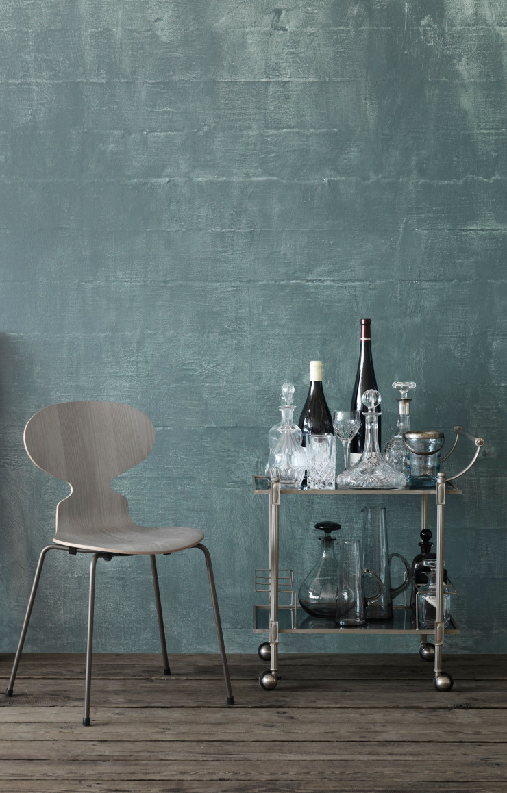 Cette nouvelle version en chêne teinté gris chaud s’accordera parfaitement avec les tonalités des intérieurs contemporains.